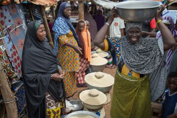 Saleswomen offer their products. Photo: Klaus Wohlmann, GIZ