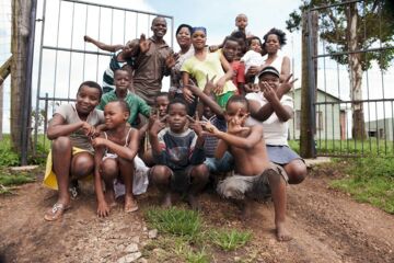 A farmer family in KwaZulu-Natal, South Africa, posing for the camera. Photo: picture alliance/Westend61