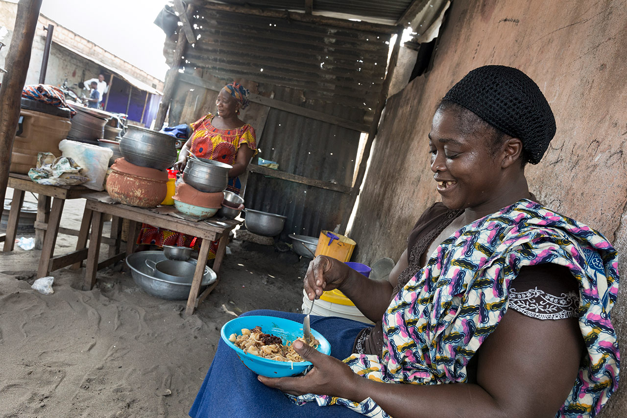 Strassenimbiss in einem Wohnviertel von Lome, der Hauptstadt von Togo. Photo: Christoph Püschner/Brot für die Welt